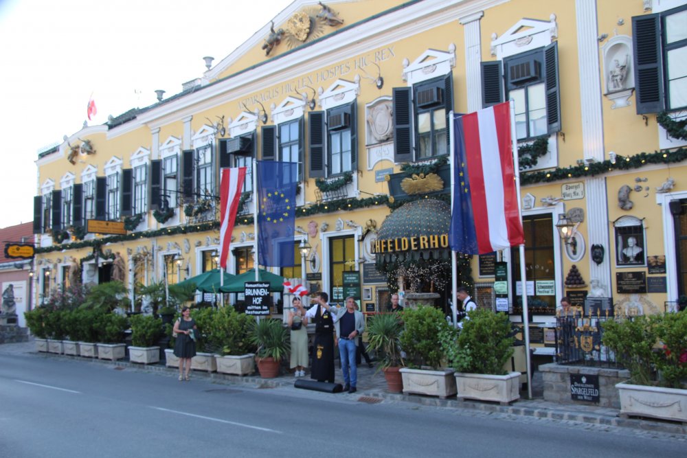 Restaurace Marchfelderhof v městečku upoutá na první pohled