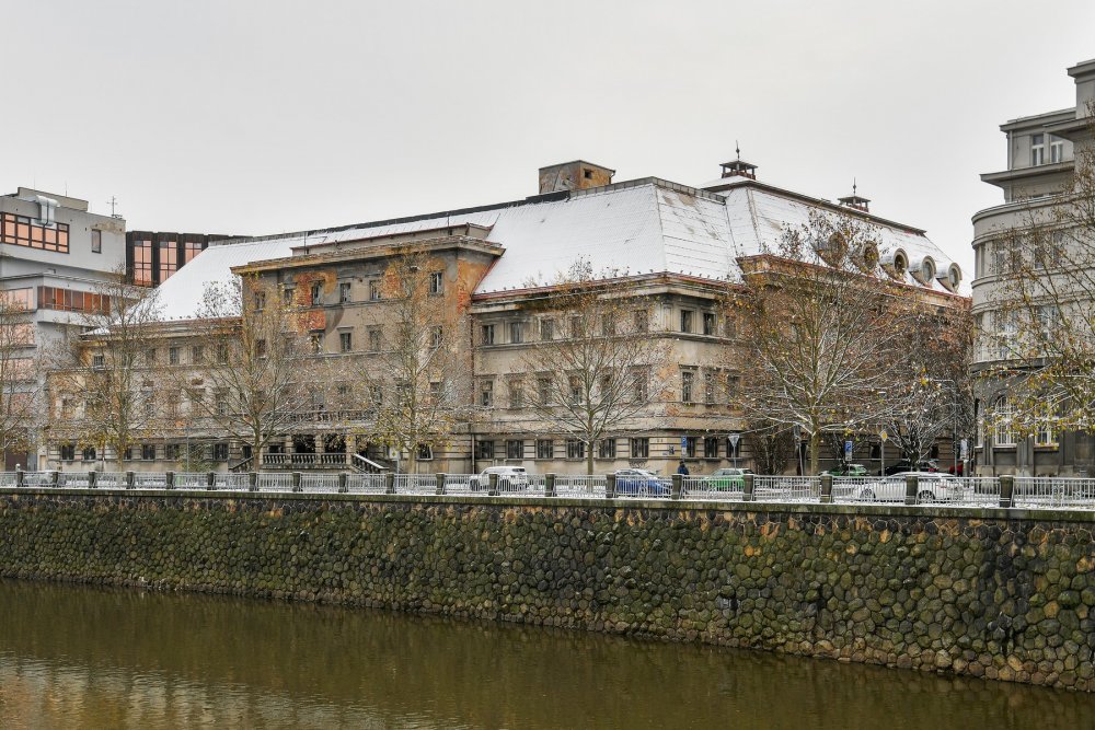 V lázních, které 30 let chátraly, chce mít kraj multikulturní centrum. Má tam být hlavně Západočeská galerie, dále sál, klubovny a kanceláře pro krajské i neziskové organizace. 