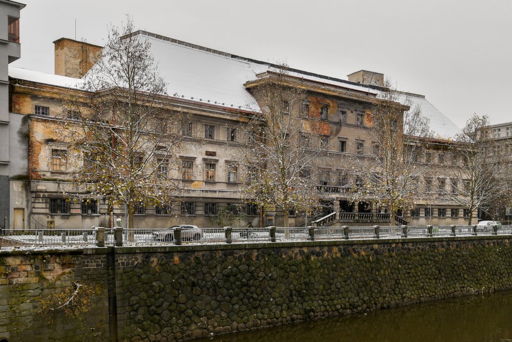 V lázních, které 30 let chátraly, chce mít kraj multikulturní centrum. Má tam být hlavně Západočeská galerie, dále sál, klubovny a kanceláře pro krajské i neziskové organizace. 