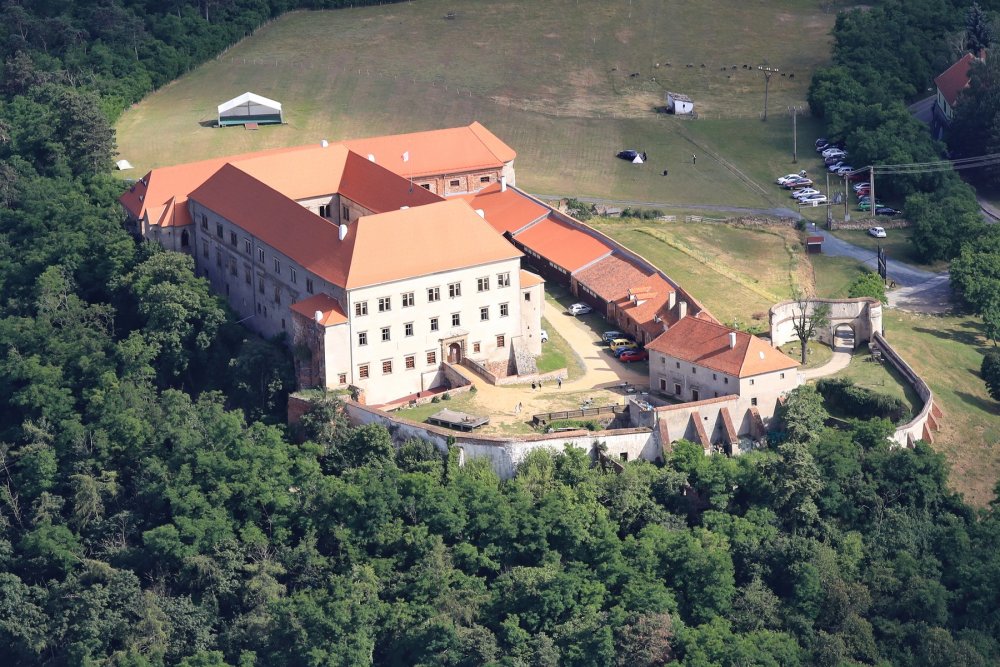 Zámek má za sebou pohnutou historii. Především ve 20. století plném zvratů stavba utrpěla značné škody, které nedokázali napáchat ani husité či Tataři ve středověku. 