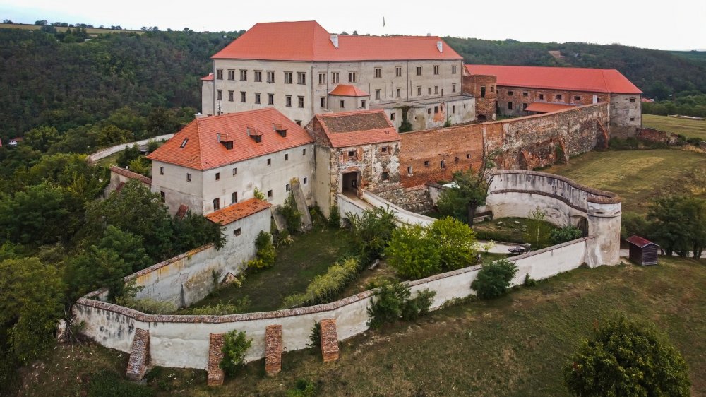 Už loni ale jednatel společnosti František Zoubek pokusil gigantický historický komplex prodat v aukci.