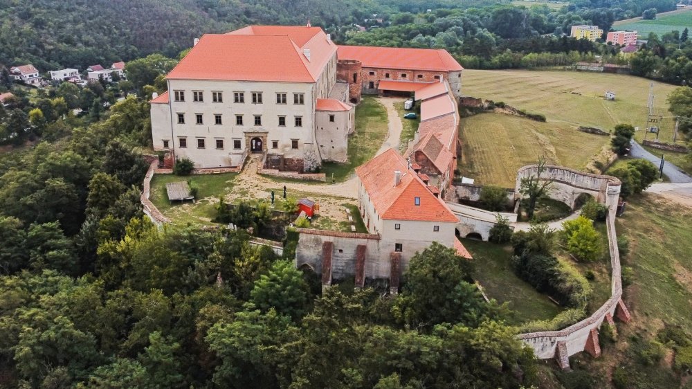 K zámku náleží i rozlehlé pozemky. Zhruba 100 tisíc metrů čtverčních.