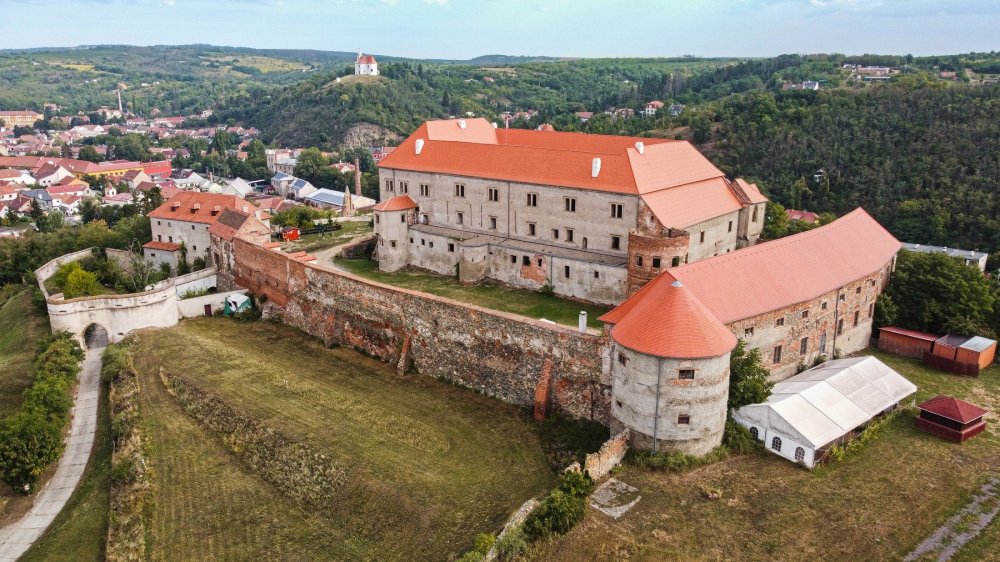 Od rodiny Édlů zámek získala brněnská společnost  L. V. P., která od roku 2006 pracuje na postupné rekonstrukci.