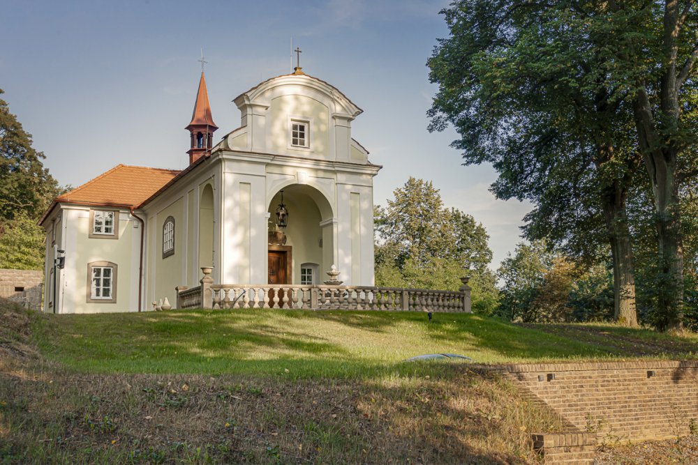 Na pozemku se nachází další tři menší budovy, potřebují rekonstrukci.