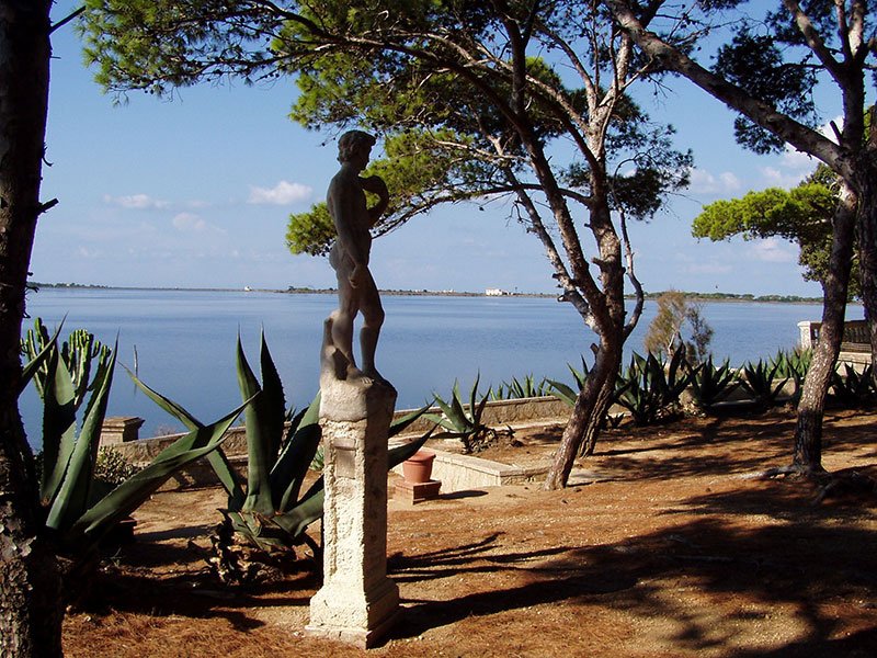 Santa Maria Island je zcela soukromý ostrov nacházející se mezi Trapani a Marsalou na Sicílii. Odtud trvá přeplutí malým motorovým člunem 15 až 20 minut. 