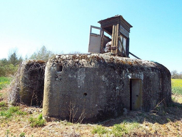 Tento řopík se nachází v zemědělsky využívaném, mírně svažitém území Židovského vrchu, na západ od Sádku, který je součástí obce Velké Heraltice. Stát za něj požaduje minimálně 16 tisíc.