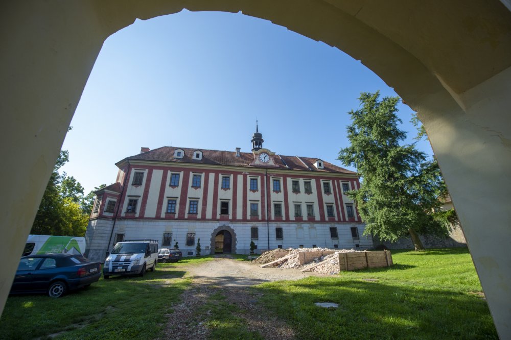 Zámek i s přilehlým parkem koupil malajský královský fond. Památku chce zrenovovat, investice bude zhruba půl miliardy korun.