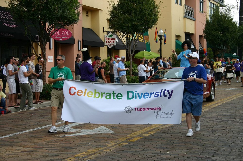 Tupperware na pochodu Pride v Coloradu