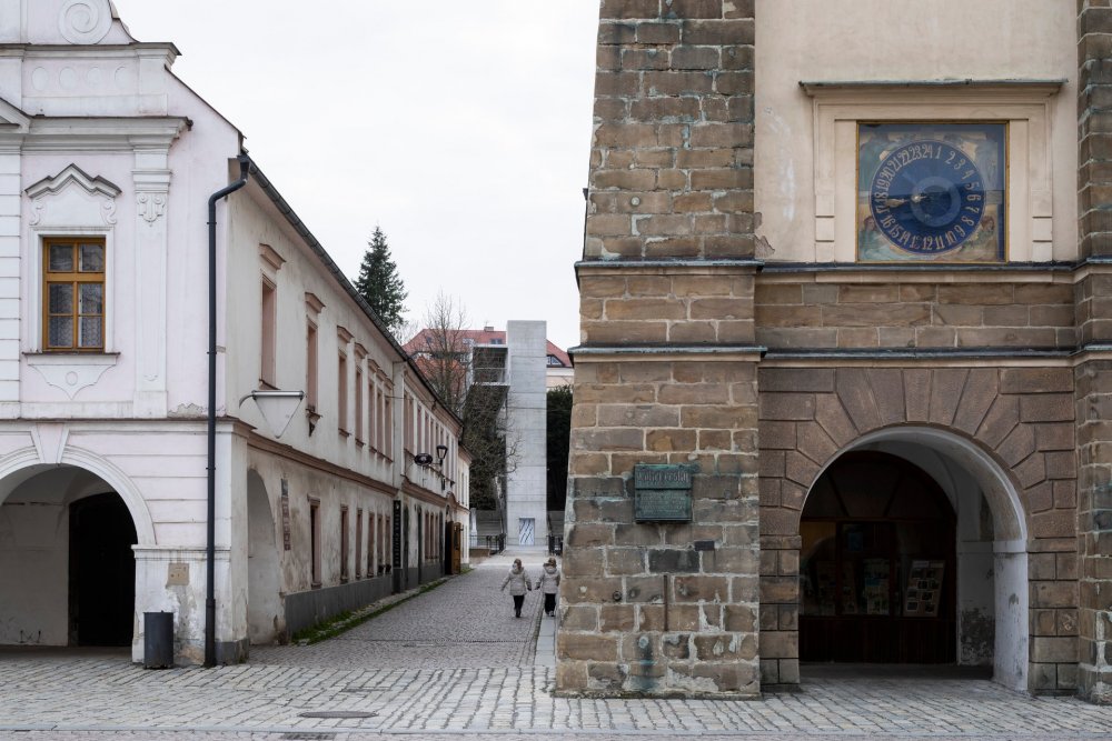  Na západním předpolí je lávka osazena na opěru ve stávající opěrné zdi.