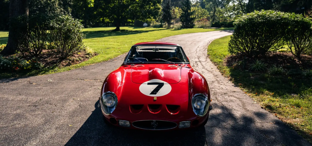 Ferrari 330 LM/250 GTO Scaglietti z roku 1962 se prodalo za astronomických 42 milionů liber