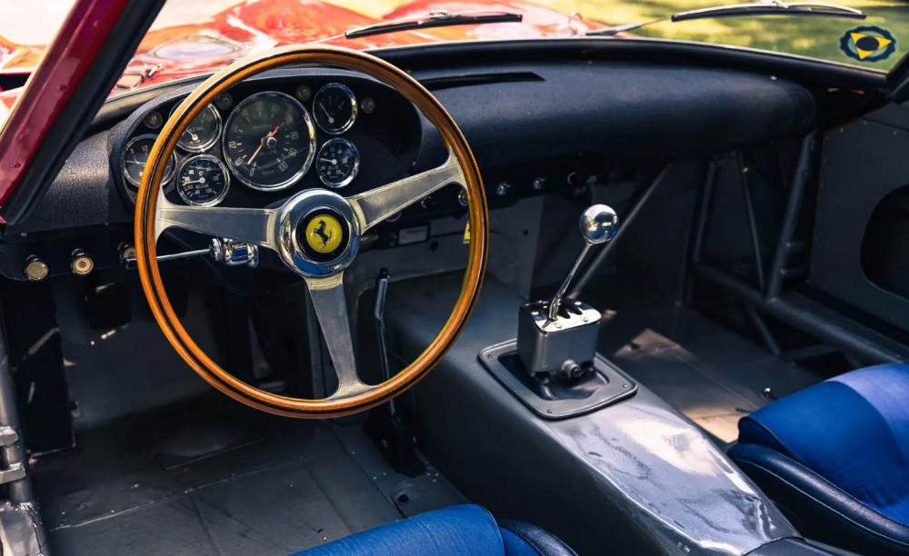 Ferrari 330 LM/250 GTO Scaglietti z roku 1962 se prodalo za astronomických 42 milionů liber