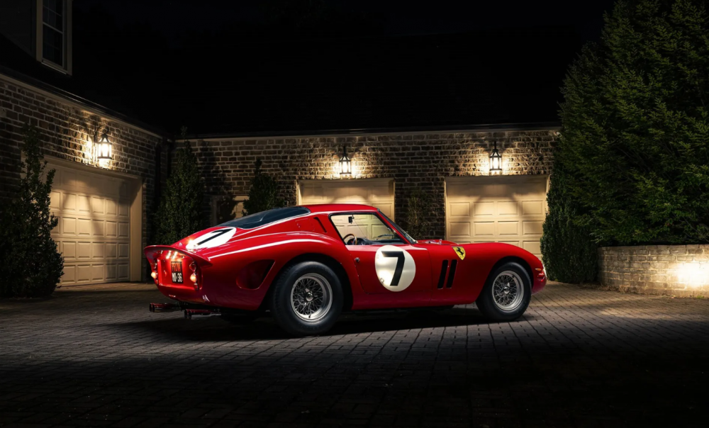 Ferrari 330 LM/250 GTO Scaglietti z roku 1962 se prodalo za astronomických 42 milionů liber