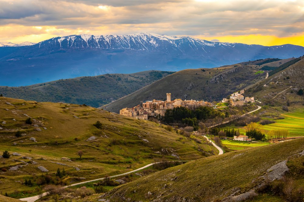 Santo Stefano di Sessanio je obec a město na kopci v provincii L'Aquila v regionu Abruzzo v jižní Itálii. Toto středověké město na kopci se nachází v národním parku Gran Sasso e Monti della Laga v nejvyšší oblasti Apenin.