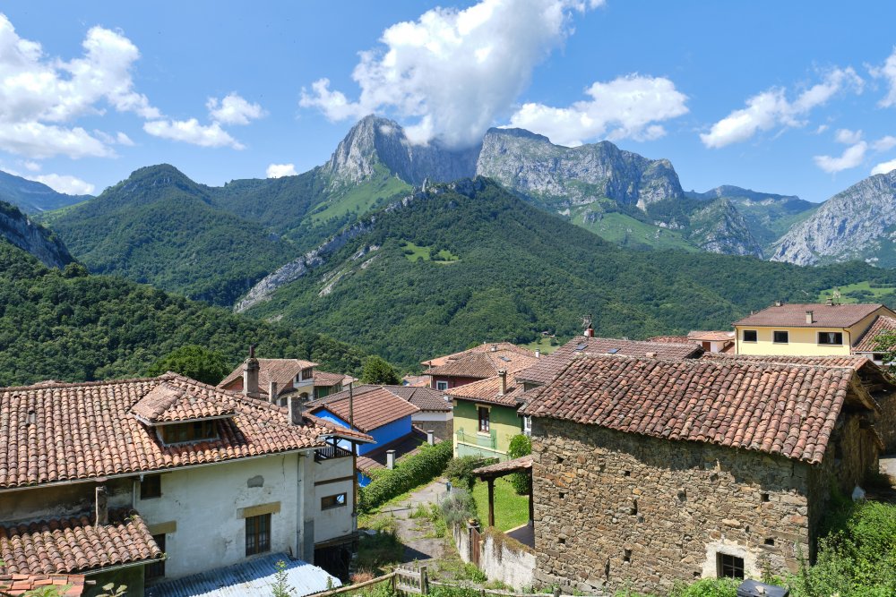 Městečko Ponga se zhruba 600 obyvateli leží na severu Španělska v Asturii.  Nachází se ve výšce 2 142 metrů nad mořem a obklopují ho nádherné hory, zároveň je jen kousek od Biskajského zálivu. 