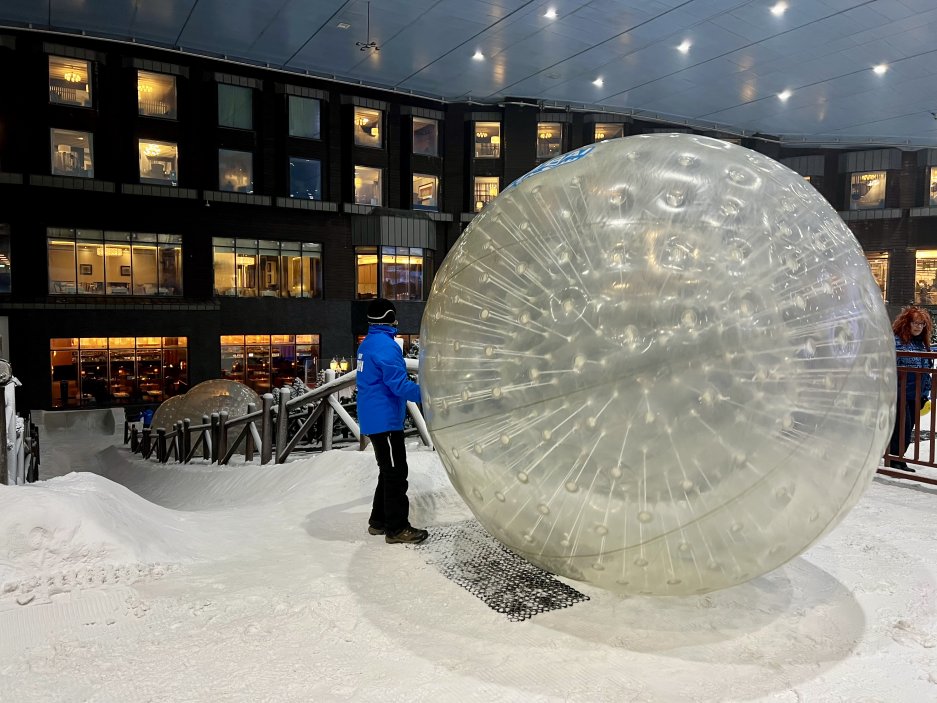 uvnitř nejslavnější zastřešené sjezdovky na světě - Ski Dubai